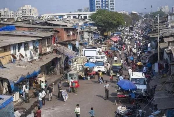 街头|印度人来华旅游返程,行李箱塞满2个中国特产,网友不理解