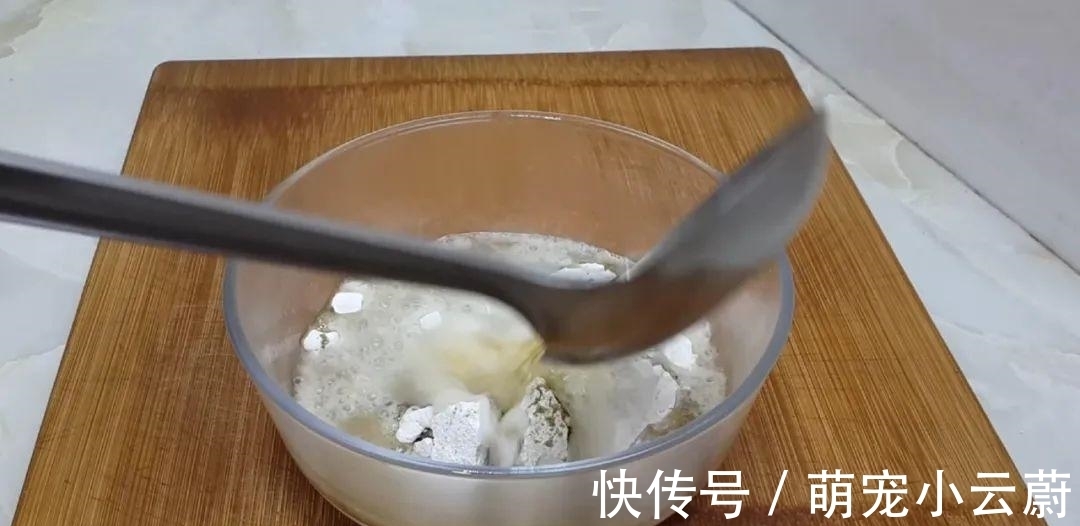 案板|3勺清水,1斤面粉,淋上鸡蛋液,教你做创意早餐饼,比葱油饼好吃