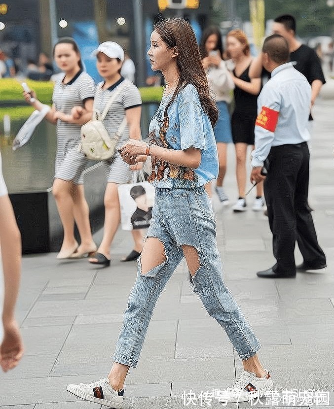 破洞牛仔裤 牛仔裤过时了?当然没有,只是你没有选对搭配而已,这样穿才时髦