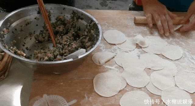 婆婆|第一次去农村婆婆家,她包饺子的食材让我怀疑人生,这下长见识了