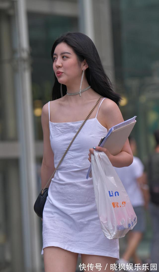 高跟鞋 白色吊带裙搭配透明凉鞋,简约好看又显身材,还能让你清爽又凉快