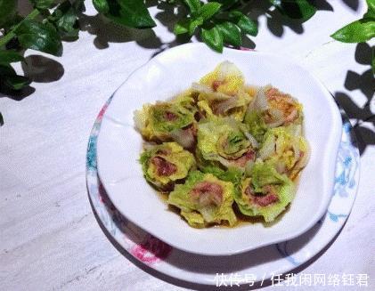 家常菜制作白菜玫瑰花肉卷 白菜放进沸水中烫软后马上捞出 快资讯