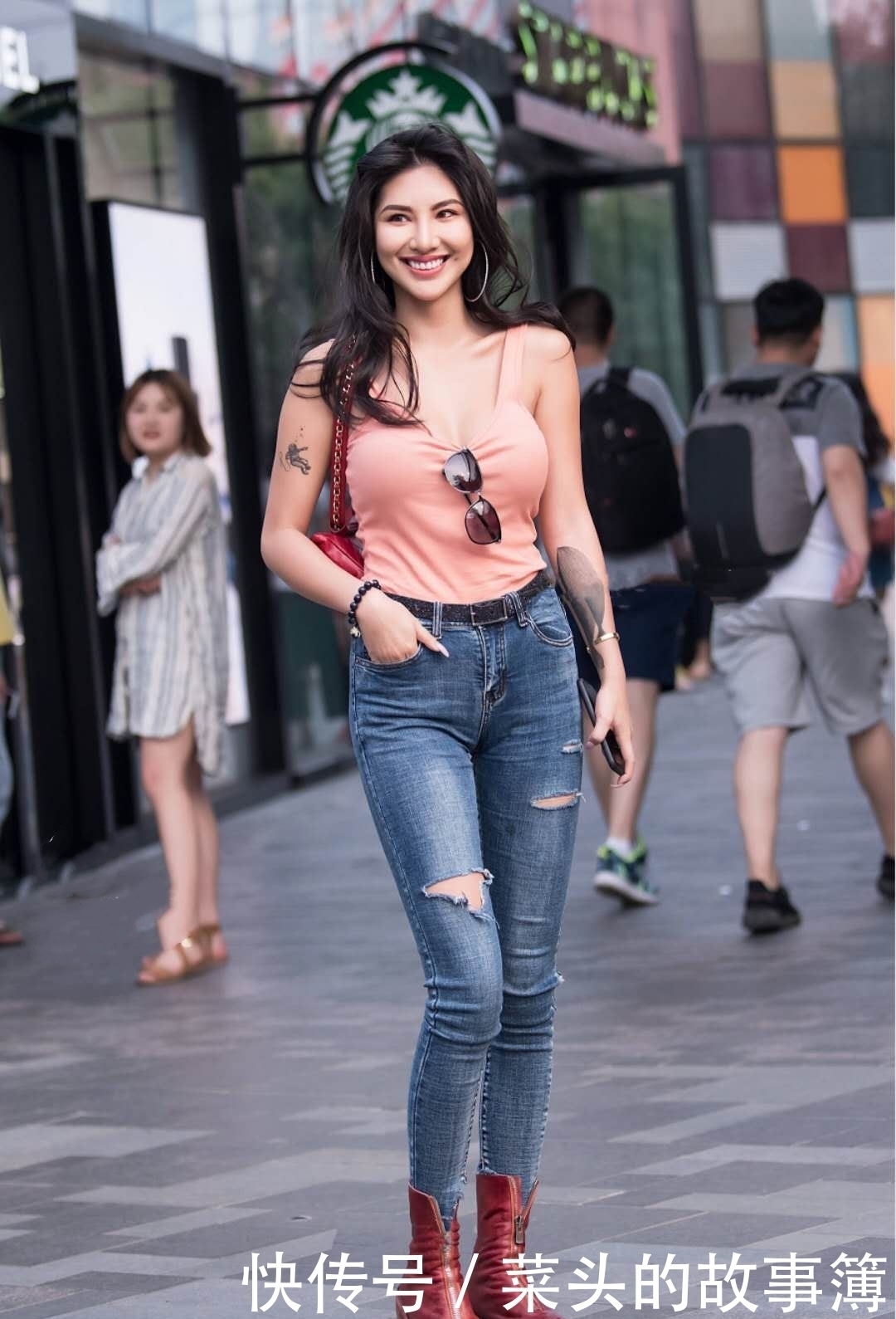 街拍吊带背心+破洞牛仔裤，走上街头做个潮味十足酷girl