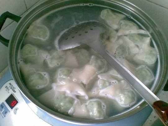  煮饺子时，不要只会加水煮！多加一点它，饺子香嫩多汁，还不破皮