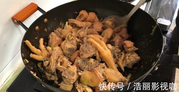 鸡肉|炖鸡时，焯水还是直接炖呢，大厨告诉你这才是最正确的做法