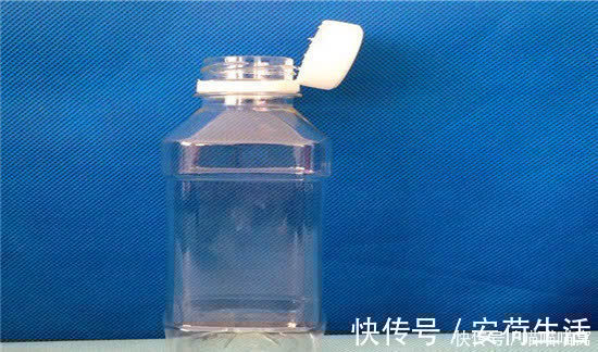 将塑料瓶剪两刀放在扫把上,邻居看见也做了一个,省钱又实用