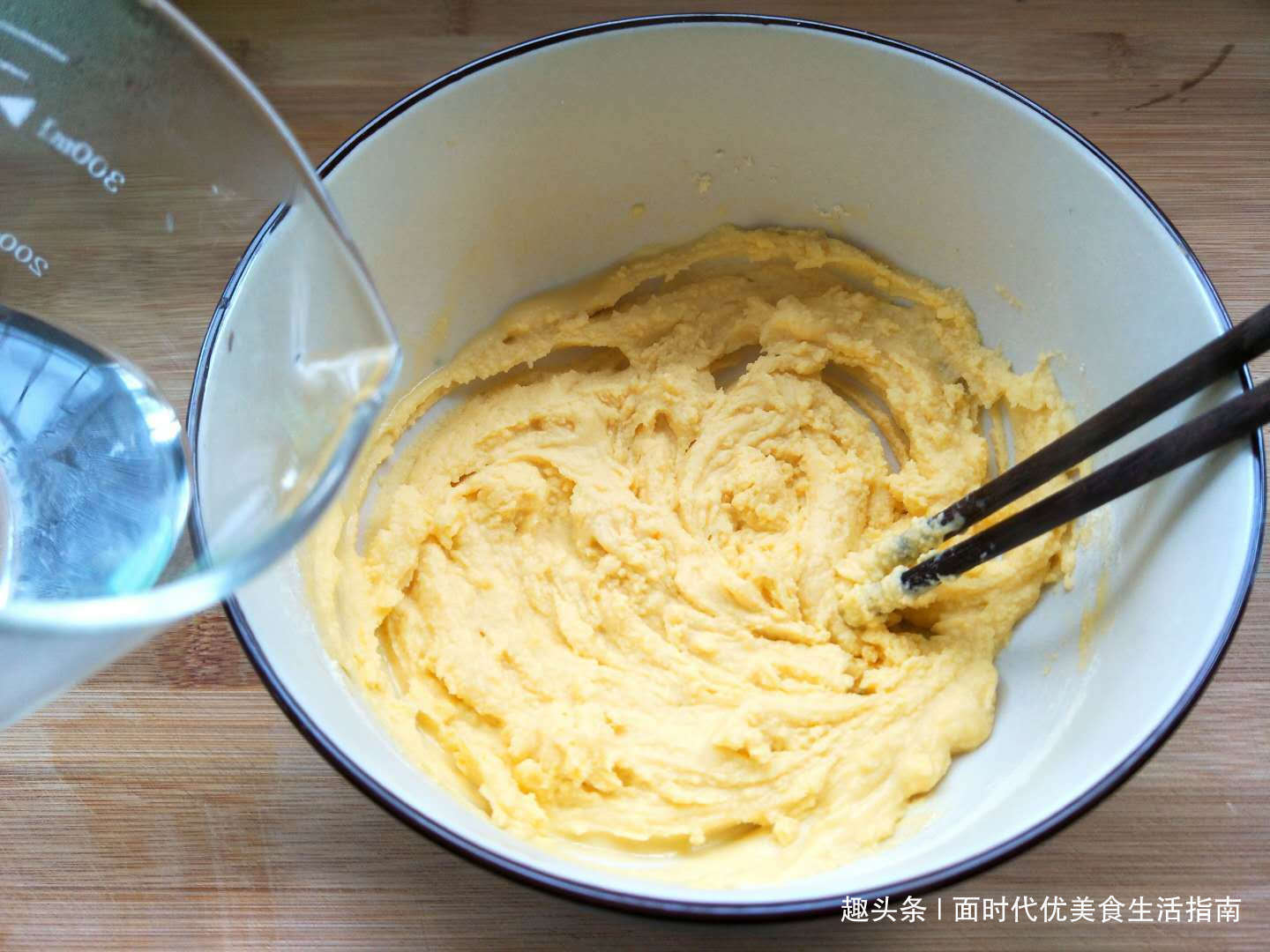 玉米面独特做法，开水一烫，不蒸不烙，松软又酥脆，比面包还好吃