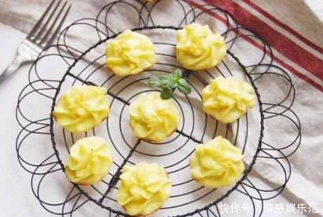 外酥|土豆创意做法火了,1个土豆1个蛋黄,不用油炸,外酥里嫩吃着香