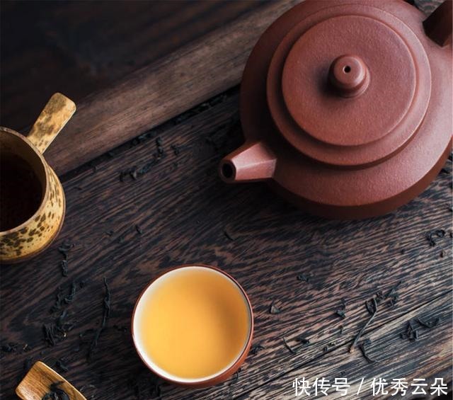  这个地方的人一整天都泡在“茶”里，原来喝茶不止为茶还有别的