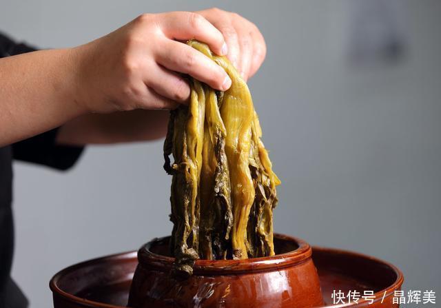 奶奶腌酸菜的“土方法”,只需加一种“水”,酸菜爽脆开胃