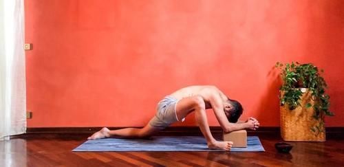 柔韧性|看了这个小哥的劈竖叉过程,我对自己下一字马的信心又增加了几分