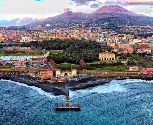 那不勒斯，一座火山旁的古老城市，风光绝美却危机四伏