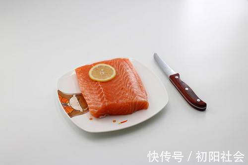 骨头|60岁后,需给骨头补充3种营养素,延缓“骨老化”,远离疏松