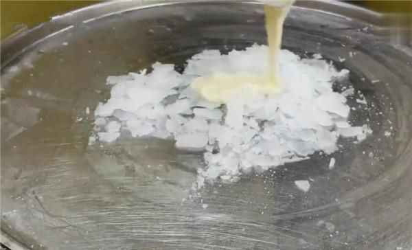 冻酸奶|外国小哥发明新款小吃，用矿泉水“炒”出来的冰淇淋是什么味道