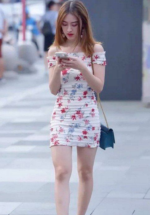 连衣裙|一字领碎花连衣裙,把姑娘陪衬的雄姿飒爽