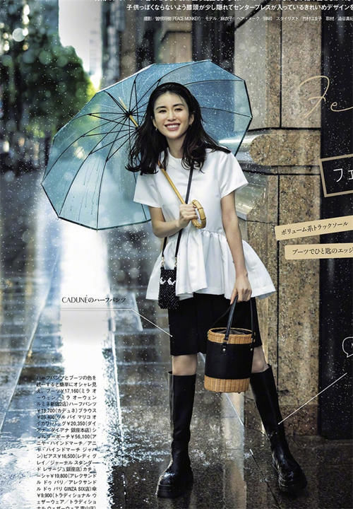 裤腰|穿T恤还在“塞裤腰”？今年流行日系穿法，40岁女人穿时髦又减龄