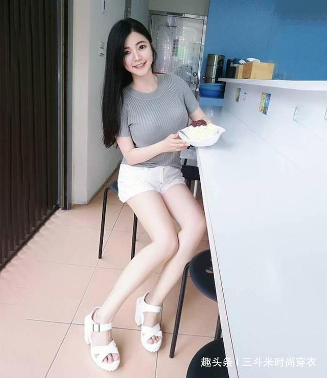 牛仔裤简单靓丽有气质,身材真的不错,低调不失时尚!