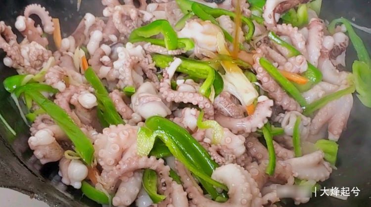 八爪鱼一炒就老，很多人做不好，海边人教你正确做法，鲜嫩又脆爽