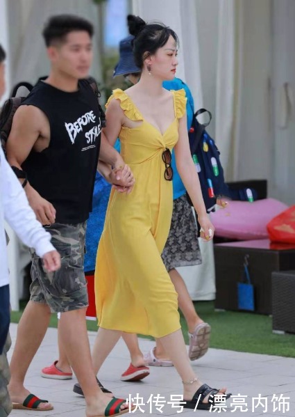 自然|橘黄色连连衣裙搭配黑色拖鞋,随意自然,仙气四溢