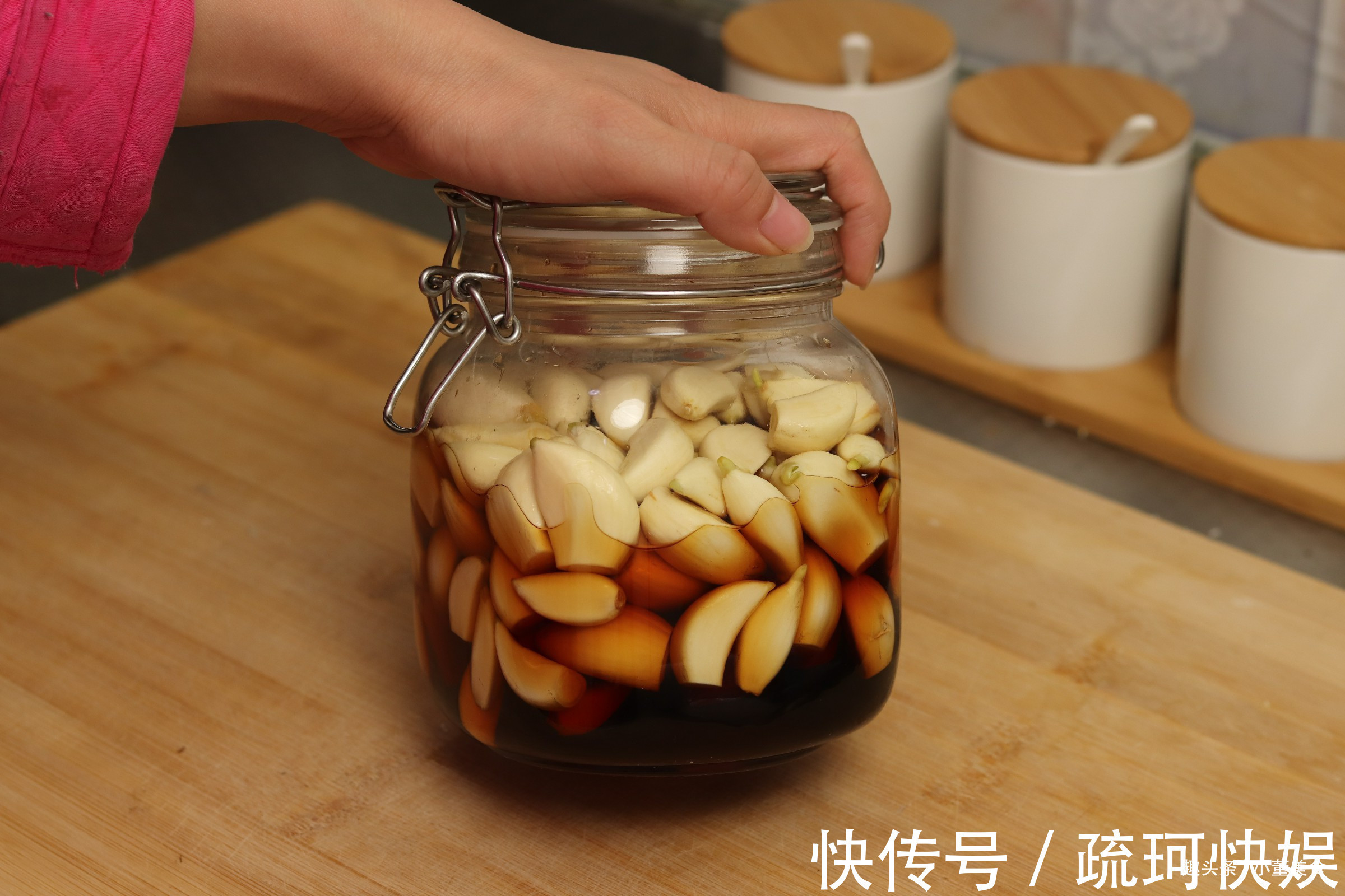 腌腊八蒜|腌腊八蒜，直接加醋泡就错了！多加这2步，清脆可口，2天就变绿