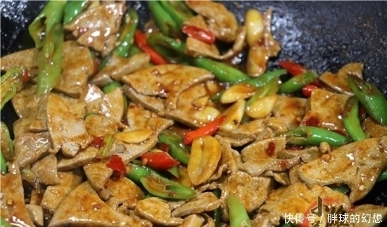 猪肝切记不要用清水洗，等于吃毒素，多加一步，血水脏东西全跑光