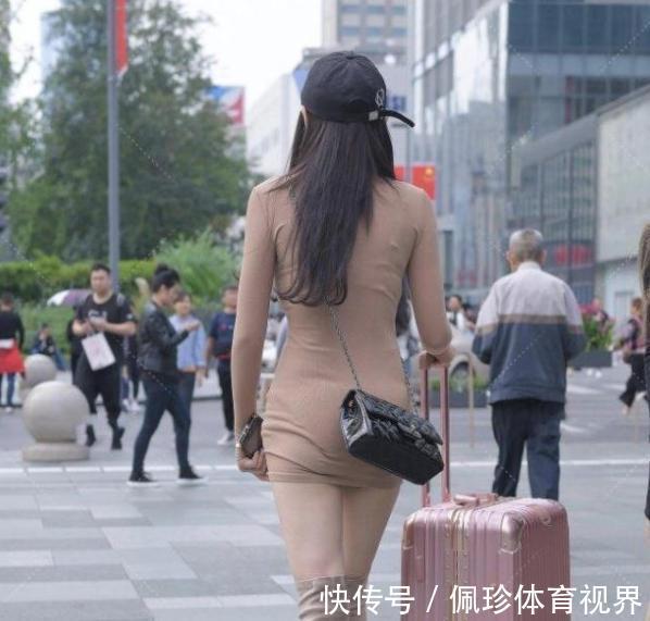 长靴 卡其色修身连衣裙搭配黑色鸭舌帽,简单时尚,气质迷人
