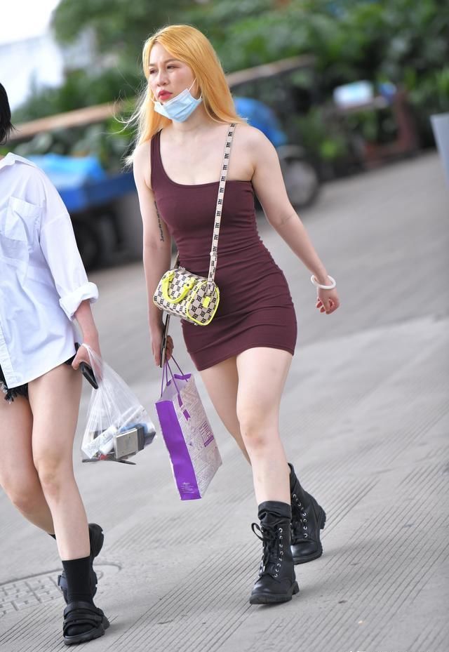 丰腴又时尚的姐姐,真想跟她要个联系方式