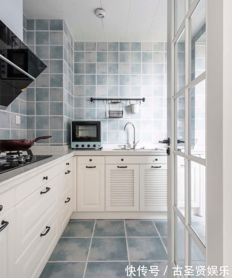 客厅|“独居老人”的蜗居,舒适不失趣味,专门设计的墙漆更是独一无二