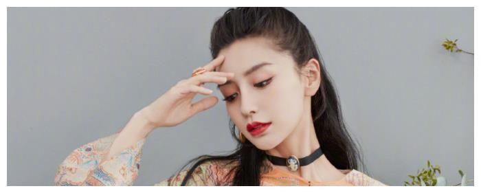 b刚录完《跑男》,baby就去冲浪,摔15次不放弃,登热搜第一被质疑