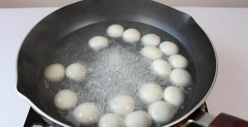 胡秉言|过年炸汤圆，直接下锅容易炸，多加1步，不炸不裂，香脆酥糯