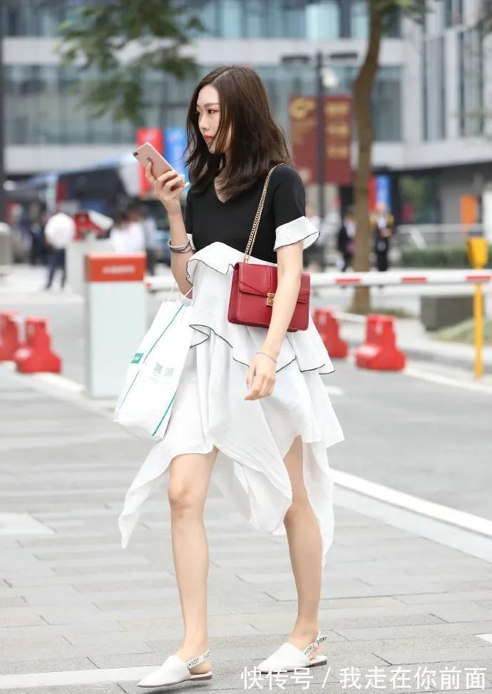 时尚 黑白相间的连衣裙,搭配红色时尚单肩包,穿出清新又减龄的少女感