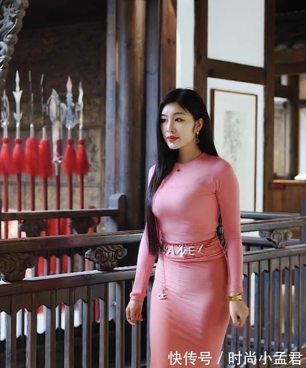 木阁楼 一身粉色的穿搭,令成熟女人也变得甜甜的