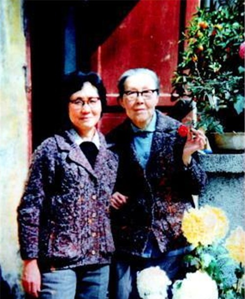  终于|初恋嫌她出身不好另娶他人，她痴心苦等52年，78岁终于嫁给他