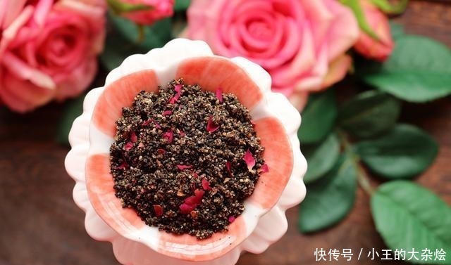 炒芝麻时,牢记“1不放4窍门”,芝麻不糊不苦,颗颗酥脆香味浓