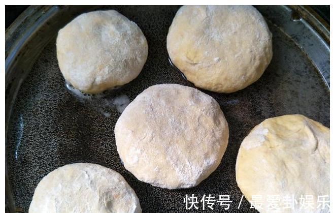 面团|多吃红薯好处多,一个红薯,一碗面粉,简单一做,比蛋糕还香