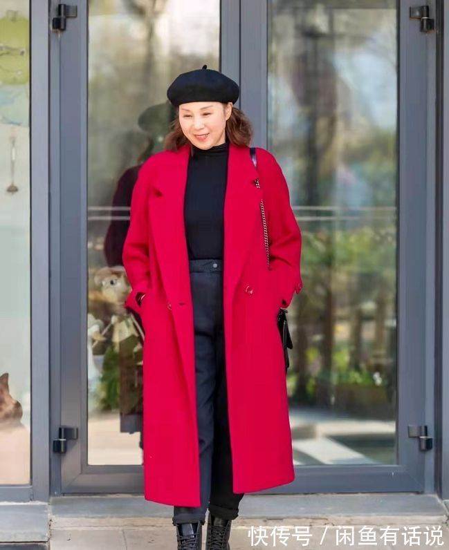 时髦|新年就该穿得喜庆,学65岁博主用一件红色大衣,搭出奶奶辈的时髦