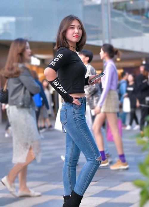 萧洒 美女脚上穿搭上一双优雅的高跟鞋,让她的姿态犹如仙女般