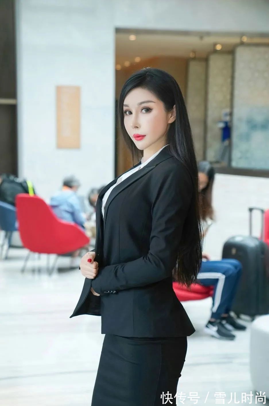 西装裙 小姐姐身穿西装裙成熟稳重,时尚又减龄绽放优雅气质