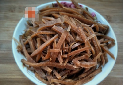 咸菜|这菜很不起眼,家家都有,营养比苹果高,鲜香开胃,超级下饭!