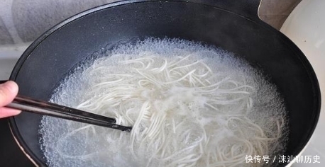 小葱|煮面条时，最忌开水下锅，大厨教你小妙招，面条筋道Q弾超好吃！