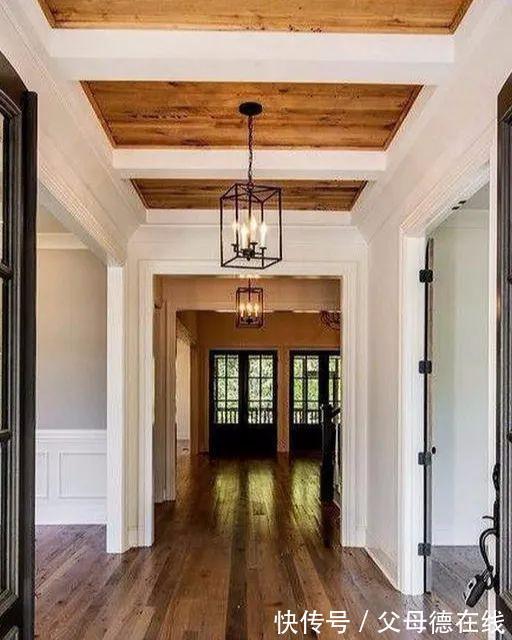 搭配|师傅双倍费用没白给!天花板贴几块木板做吊顶,档次立马显出来了