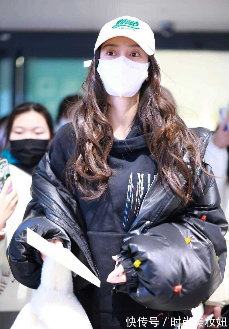羽绒服|Angelababy也太瘦了吧!这么紧的裤子也撑不满,目测只有90斤