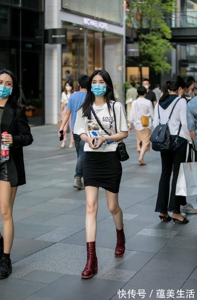 包臀裙|经典的“黑白配”总是穿出路人感学街头达人的穿搭,时髦洋气