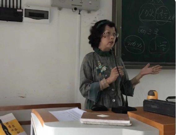 审美观|大学老师“精致”穿搭走红,每天衣服不重样,学生:堪比时尚达人