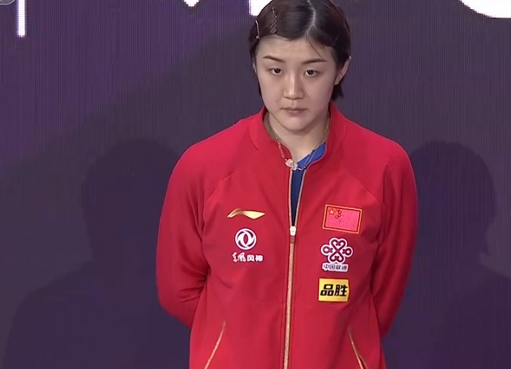 刘国梁|伊藤美诚在领奖台疯狂抢戏!获刘国梁主动颁奖,秒变迷妹笑开花
