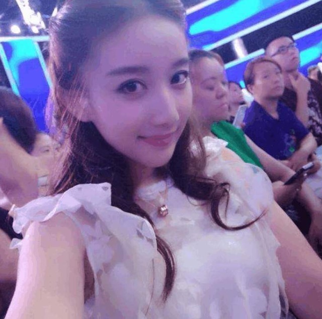 她因長得太美,在《非誠勿擾》觀眾席被星探發(fā)掘,搖身一變成明星