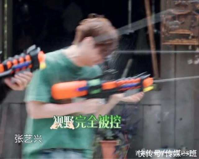 向往生活|《向往生活》名场面，极限男人帮聚头，张艺兴被水枪打得睁不开眼