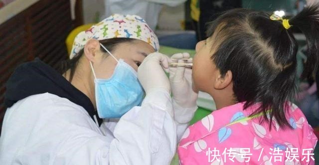 502胶|2岁宝宝误食502胶水,妈妈的紧急做法保住孩子咽喉,医生夸赞专业