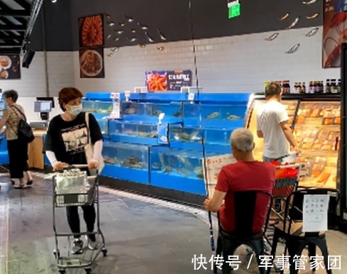 超市|老父亲沉迷钓鱼，女儿在超市为父亲承包鱼缸，网友：果然人性化！