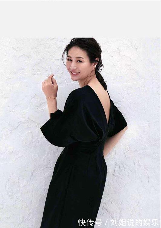 中年|简单而又高级的黑白搭配,中年女人的时尚并没有那么复杂